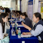Feira de Emprego em Xangai Oferece Vagas no Setor de Cuidados a Idosos com 50 Empresas