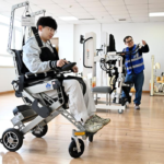 China acelera treinamento de robôs cuidadores de idosos em novo centro em Shandong