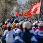 Estudantes de Ningxia dão continuidade a tradição de 31 anos com caminhada de 54 km em homenagem aos mártires.
