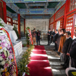Líder do KMT, Cheng Li-wun, honra Sun Yat-sen em Beijing durante visita histórica à China