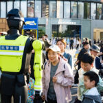 Primeira equipe de robôs policiais de trânsito da China entra em operação em Hangzhou, neste 1º de maio