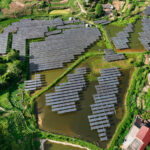 Capacidade solar supera a do carvão pela primeira vez, e a China fornece mais de 80% dos módulos do mundo Foto aérea tirada por drone em 27 de agosto de 2026 mostra um projeto híbrido de aquicultura e energia fotovoltaica no condado de Fengdu, em Chongqing, sudoeste da China. A capacidade instalada de energia fotovoltaica (FV) da China ultrapassou a capacidade de geração de energia a carvão pela primeira vez, tornando a FV a maior fonte de energia do país em termos de capacidade instalada, informou a Administração Nacional de Energia na terça-feira.