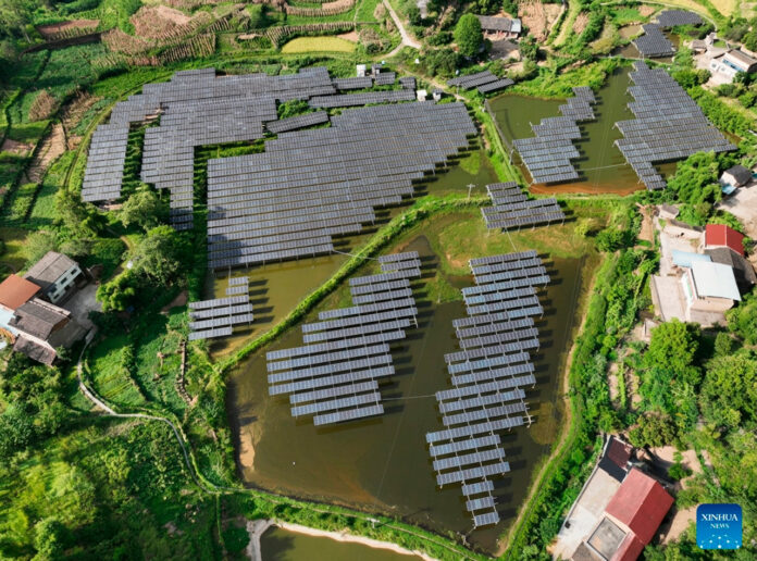 Foto aérea tirada por drone em 27 de agosto de 2026 mostra um projeto híbrido de aquicultura e energia fotovoltaica no condado de Fengdu, em Chongqing, sudoeste da China. A capacidade instalada de energia fotovoltaica (FV) da China ultrapassou a capacidade de geração de energia a carvão pela primeira vez, tornando a FV a maior fonte de energia do país em termos de capacidade instalada, informou a Administração Nacional de Energia na terça-feira.